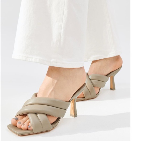 Mules - Picture 2 of 12